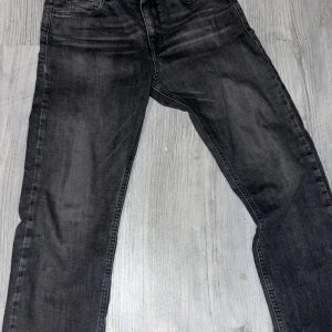 Replay Jeans - Tjena, säljer nu mina Replay byxor som är i fantastisk skick säljer dem då dem inte kommer till användning längre de är storlek 14 år 158cm på dem tveka inte på att ställa frågor mvh Kevin!