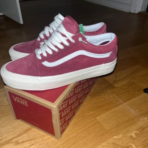 Helt nya vans - Säljer ett par helt nya vans i färgen röda mocka. Storleken är 42 och mitt pris är 600kr. Skorna är aldrig använda och även kvitto finns!