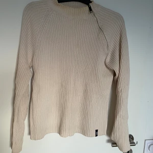 Tröja för män - Bra skicka men kan vara lite missfärgad. Går att bleka bort.