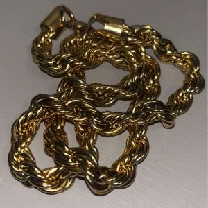 Guldkedja 18k - Tjena, säljer nu denna feta kedjan till en väldigt bra pris, kedjan är köpt i julas på indossa  Färg: 18k Guldpläterad Bredd: 10mm Längd: 60cm Material: Rostfritt stål 316L För mer frågor kom dm mvh Kevin!