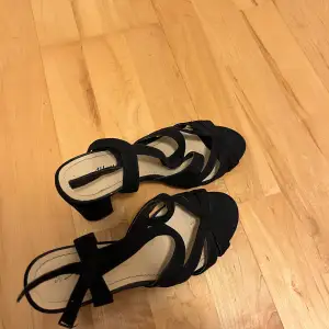 Svarta klackar/ sandaletter som nu blivit för små. Har en liten skråma på höger fot men går fortfarande utmärkt att använda. 💞