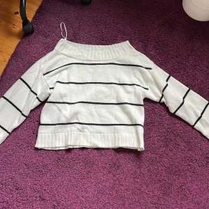 Stickad tröja - Randig stickad tröja från Hm! Lite offshoulder. Pris diskuterbart 🫶