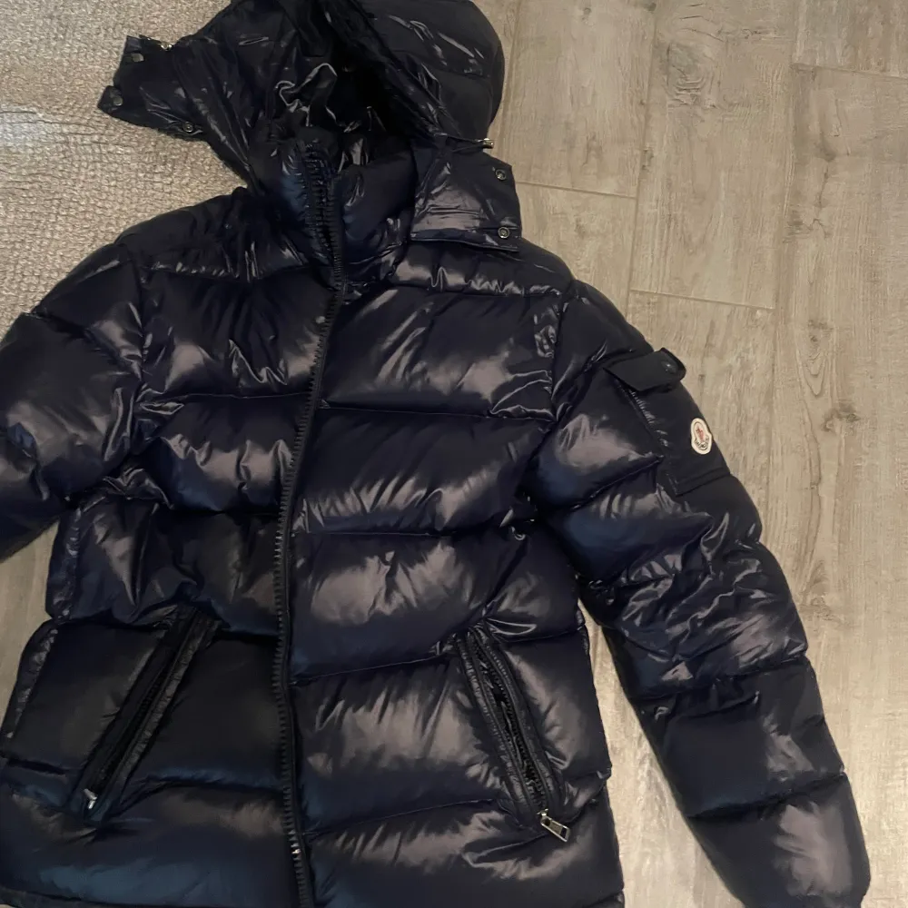 Moncler jacka i storlek 2, passar M-L. Skulle säga att den är i helt nyskick. Marinblå. Nypris ligger på ungefär 10000. Säljer då den är för stor för mig, hör av er för frågor!. Jackor.