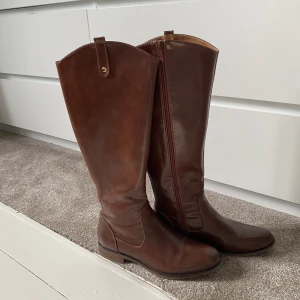 Bruna stövlar - Bruna stövlar från zalando i storlek 39. Använda endast en gång.