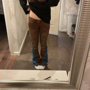 Lågmidjade leopard jeans - Sydda jeans 