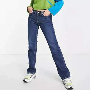 Mid waisted jeans från Weekday i modellen Twig (bild 1&2) fast i samma färg som på bild 3, skriv privat för fler bilder💞