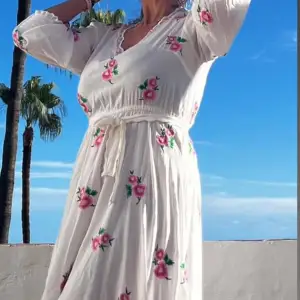 👗En superfin klänning som får en att drömma om havet. Vit med hand broderade blommor. Har köpt den för 205 euro på Ibiza. Storlek: M/ L 