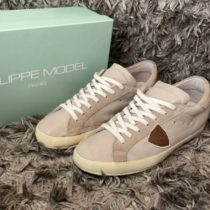 Philippe Model skor - Säljer mina Philippe Model skor i storlek 45 med bra skick förutom lite sletna sulor. 