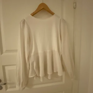Vit blus - Super fin blus som jag köpte från sellpy för nån månad sen. Det finns ingen lapp i tröjan så vet typvärde inte vilket märke det är💓 Aldrig använd av mig och inga defekter🩷