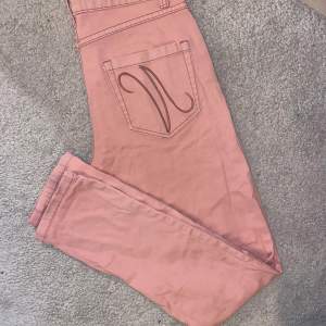 Assnygga rosa jeans!!🩷använda fåtal gånger. Passar alla, pris kan diskuteras vid snabb affär. Köparen står för frakt 