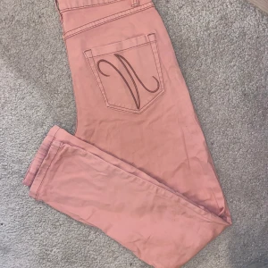 Jeans  - Assnygga rosa jeans!!🩷använda fåtal gånger. Passar alla, pris kan diskuteras vid snabb affär. Köparen står för frakt 