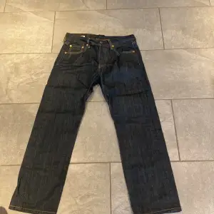 Knappt använda Levis jeans i snygg mörkblå färg! Ngt uppsydda i benen så kortare än 32