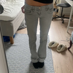Grå ltb jeans  - Super snygga efterträdare ljus grå ltb jeans i storlek 28/32. Slutsålda på hemsidan. 💕 slitningar längst ner men de är inget som syns speciellt mycket. 