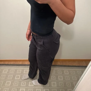 Cargos  - Mörk blåa/gråa Cargos från zara  Strl s. Väldigt fina men för små på mig tyvärr. Nypris 400