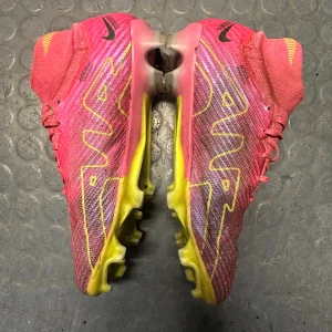 Fotbollskor - Tja, söker folk som vill byta skor mot st 44 tack! 