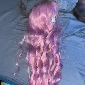 Jättefin rosa cosplay wig med lugg. I fint skick då den ej används mer än till några bilder. Säljer då jag inte använder den längre