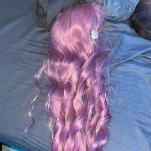 Rosa wig för cosplay - Jättefin rosa cosplay wig med lugg. I fint skick då den ej används mer än till några bilder. Säljer då jag inte använder den längre