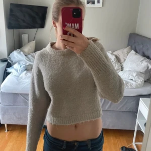 GRÅ STICKAD TRÖJA - Säljer denna jättesöta stickade tröjan från Zara 🌟 Köptes 2022 och har användts mycket, därav priset!🩶Priset kan diskuteras vid snabb affär! 🌸