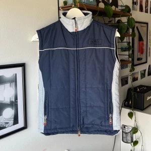 Väst - Tvåfärgad väst från CRW, Classic Riding Wear. Passar perfekt nu till våren över en stickad tröja! Insydd i midjan och passar nu XS. Går att sprätta upp för något större storlek💙