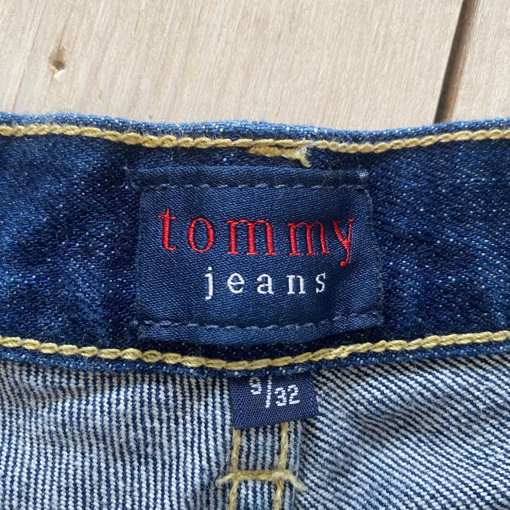 Tommy hilfiger jeans i lite baggy och utsvängd passform i storlek 9/32. Innerbenslängden är 75 och midjan är 37. Sitter bra på mig som är 161cm💓 Inga defekter.. Jeans & Byxor.