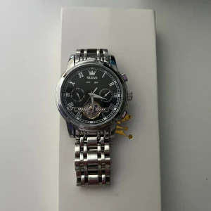 Olevs klocka - En väldigt snygg klocka som är justerbar och man kan ändra storlek på den, använd 10 gånger kanske. Mitt pris: 600 nys är runt 1300kr  Skick 10/10 