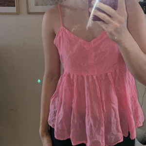 Rosa Linne - Gulligt rosa linne, något genomskinlig. Super fin! Säljes då den inte används 