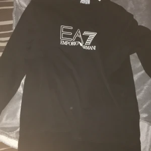 Ea7 tröja  - Säljer nu min ea7 i storlek S då den blivit för liten. Inge defekter eller skador alls bara skriva vid intresse 