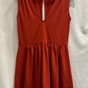 Fin roströd klänning från Esprit - Klänning från edc by Esprit.  Roströd.  Öppen rygg.   Strl. S