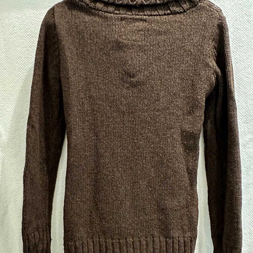 Stickad brun tröja. Använd men i bra skick.  Strl 170, använd som Small.  L.O.G.G. by H&M. Tröjor & Koftor.