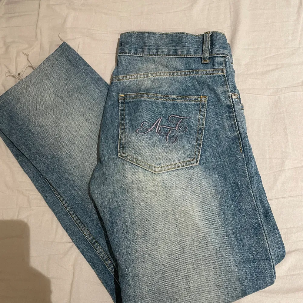 Säljer dessa jeans nu!💗Skitsnygga men tyvärr lite stora i midjan för mig. Dom är köpta på plick innan. Dom är oxå avklippta de nere av hon jag köpte dom av💗. Jeans & Byxor.