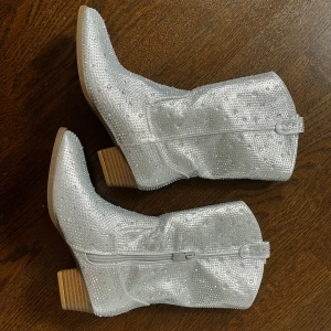 Glitter boots  - Glitter boots som är perfekt till Taylor Swift konserten. Tyvärr för stora för mig. Storleken är en us4 (nypris 234)