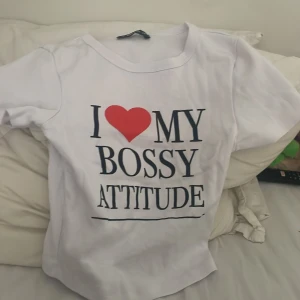 I ❤️MY BOSSY ATTITUDE tröja - vit t-shirt med tryck ”I ❤️ MY BOSSY ATTITUDE” i storlek XS köpt på newyorker för 79 kr och säljs för 50 kr Tröjan är i nyskick (aldrig använd) 