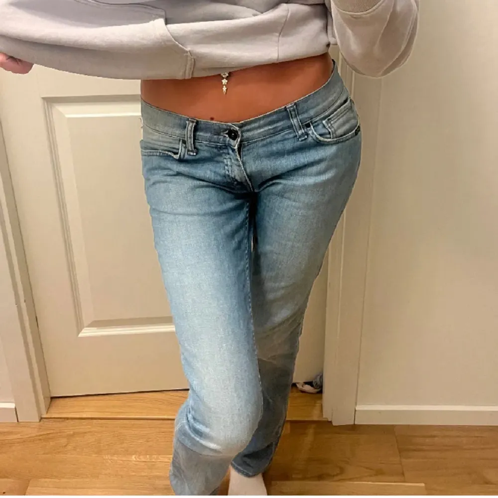 Super snygga lågmidjade jeans💗 Midjemåttet tvärsöver är 39-40cm och innerbenslängden 81 cm💗. Jeans & Byxor.