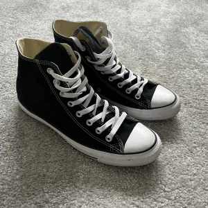 Converse skor/höga sneakers, stl 42,5 - Converse höga sneakers svartvita, stl 42,5. Använda 1 gång. 
