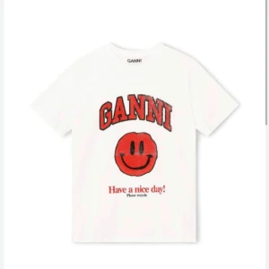 Ganni tshirt  - Tröjan är i fint skick. Säljes då den ej kommer till någon användning. den har några få fläckar 