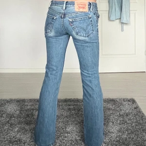 Levis - Midjemått: 34cm rakt över, innerbenslängd: 75cm 💗 