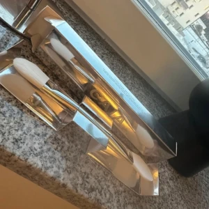 CAIA - face spatula - Aldrig använd. Öppnad för foto. Nummer F21  Det perfekta verktyget för applicering av ansiktsmasker.  Nypris: 225kr