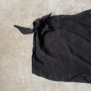 Fin svart kjol från &Otherstories, i mycket gott skick med tanke på att den nästan aldrig är använd❣️