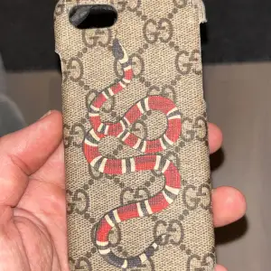 Gammalt gucci skal från farfetch passar iPhone 8, inte i så bra skick skadat på kanten därav priset