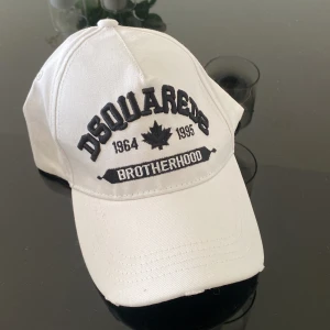 Dsquared 2 - Vit Dsquared 2 keps 