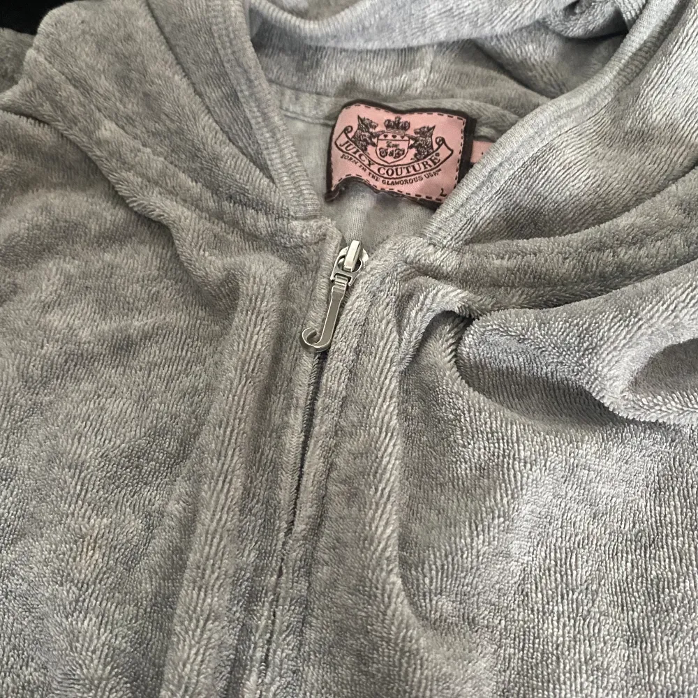 Jätte fin vintage juicy zip up tröja som är grå och rosa. Det står l men jag tycker mer den är s/m Andvänd gärna ”köp nu”🥰. Tröjor & Koftor.