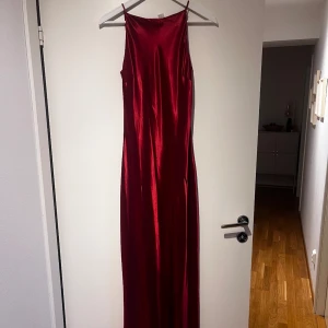 Röd balklänning  - En jättefin vinröd balklänning som jag säljer pga att jag inte använder den, helt ny aldrig använd. Köparen står för frakt och pris kan diskuteras❣️skriv till mig för måtten.