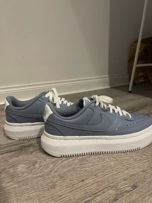 Nike airforce - Helt nya Nike airforce i storlek 40 men känns mer som en 39. Unika och snygga, väldigt bra skick.
