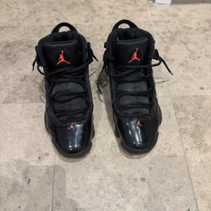 Jordan 6 retro svarta några gånger använda. - Knappt använda skor säljer för jag har tröttnat på dem. Storlek 45,5 = 29,5cm. Pris kan diskuteras.