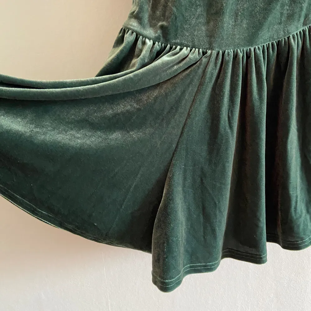 Grön ”byxdress” som ser ut som en klänning från Urban Outfitters!. Klänningar.