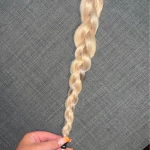 Löshår - Säljer mitt löshår från Rapunzel, det är äkta nail hair i färgen Grey. Isatt två gånger så fint skick. Det är 4 paket löshår 50cm, ca 80 st. Nypris 2760. 