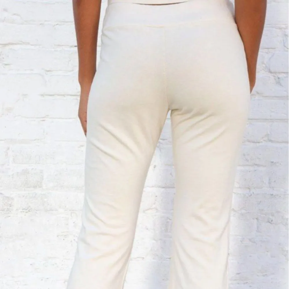 Säljer dessa byxor från Brandy Melville i modellen Hilary Yoga pants. De är lite stora i storleken.. Jeans & Byxor.