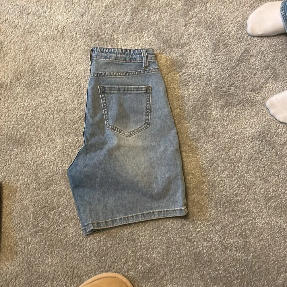 Ett par supersnygga jeansshorts, bara använda ett fåtal gånger och har inga tecken på användning. Pris kan diskuteras.. Shorts.