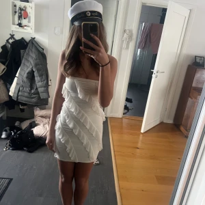 Vit Oh Polly klänning - Såå fin vit oh polly klänning som skulle blivit min student klänning men har köpt en annan och därför säljer jag denna! Helt oanvänd🥰Ursprungspris: 800kr + tull