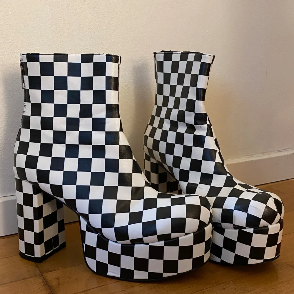 Klackar från amerikanska företaget Dollskill i ”schack” stillen! ♟️🤍 I bra skick! St 39-40. Skor.